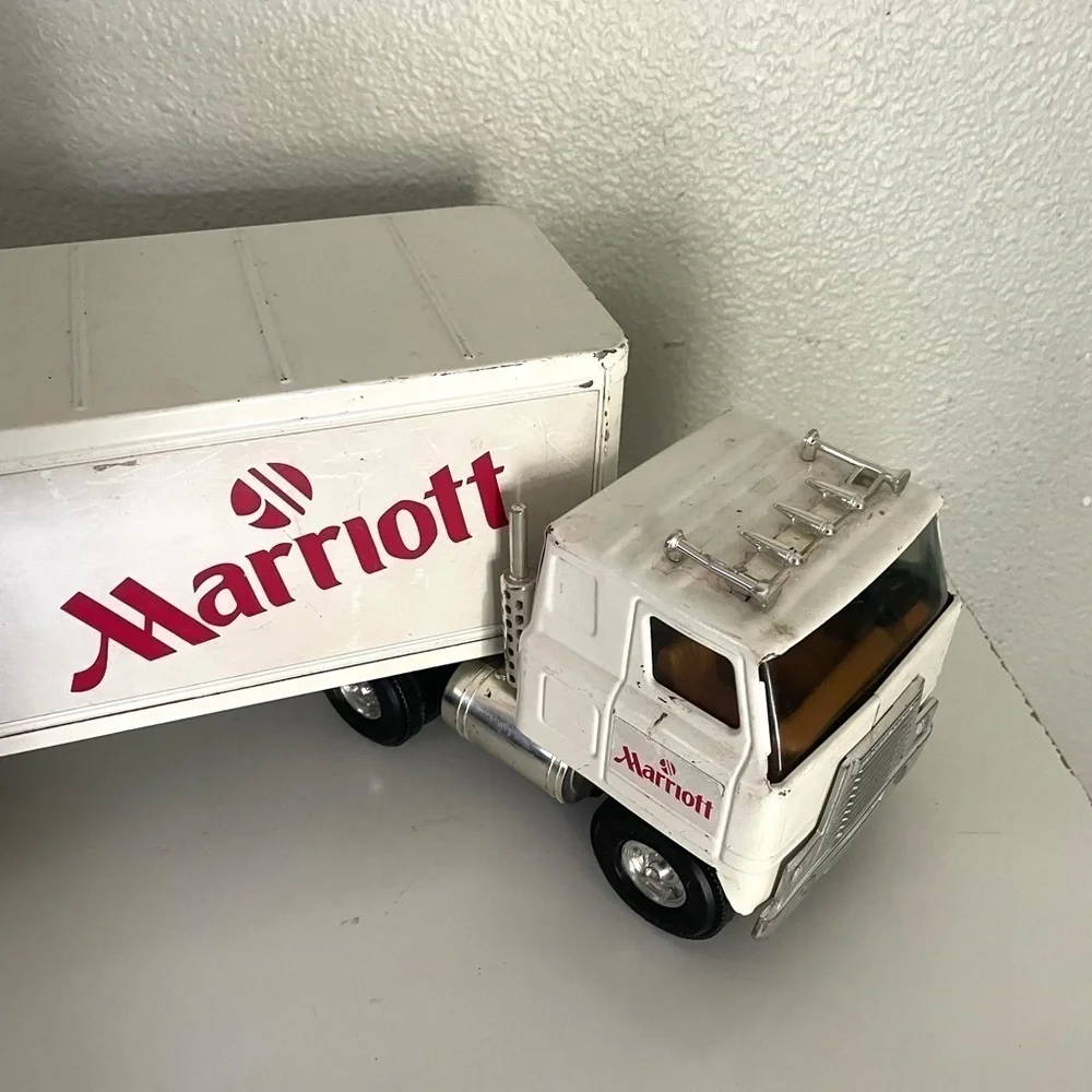 MARRIOTT TRACTOR TRAILER 1/25 SCALE, TRACTOR 1960 ERA INTERNATIONAL